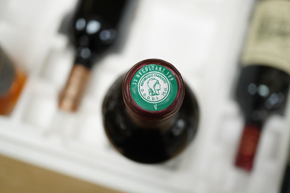 Six bottles of mixed wines, including a bottle of Margaux, Chateau-Lascombes grand cru 2000, a bottle of Larrivet Haut Brion, 2010, two bottles of Chateau Carbonnieux grand cru 2005, a bottle Chateau Grand- Pontet grand